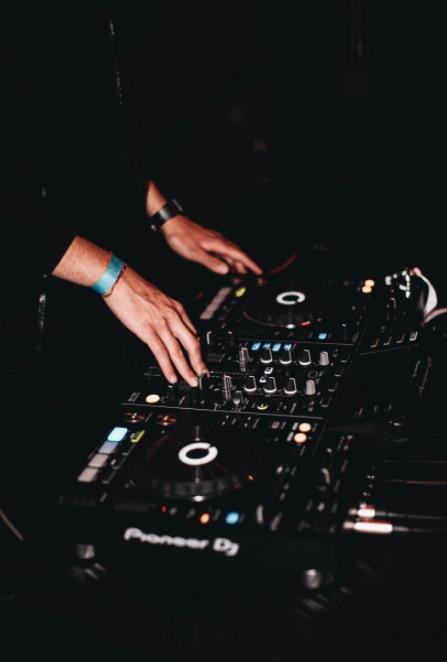 DJ