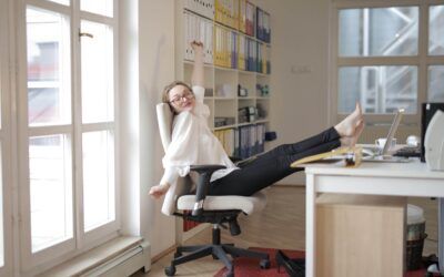 FISIO-CONSEJOS Y EJERCICIOS PARA MEJORAR EL TELETRABAJO Y NO LESIONARSE EN EL INTENTO